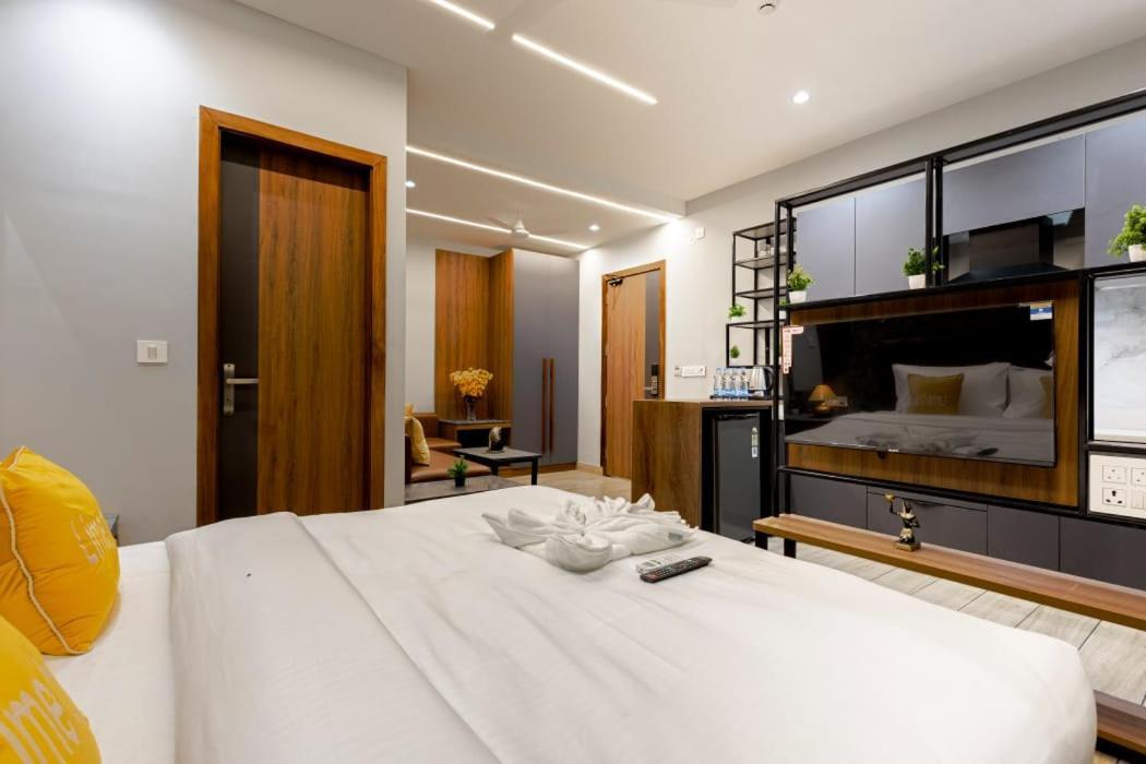 Hotel Imperial Stayz Sector 51 Гургаон Экстерьер фото