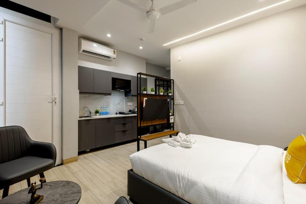 Hotel Imperial Stayz Sector 51 Гургаон Экстерьер фото