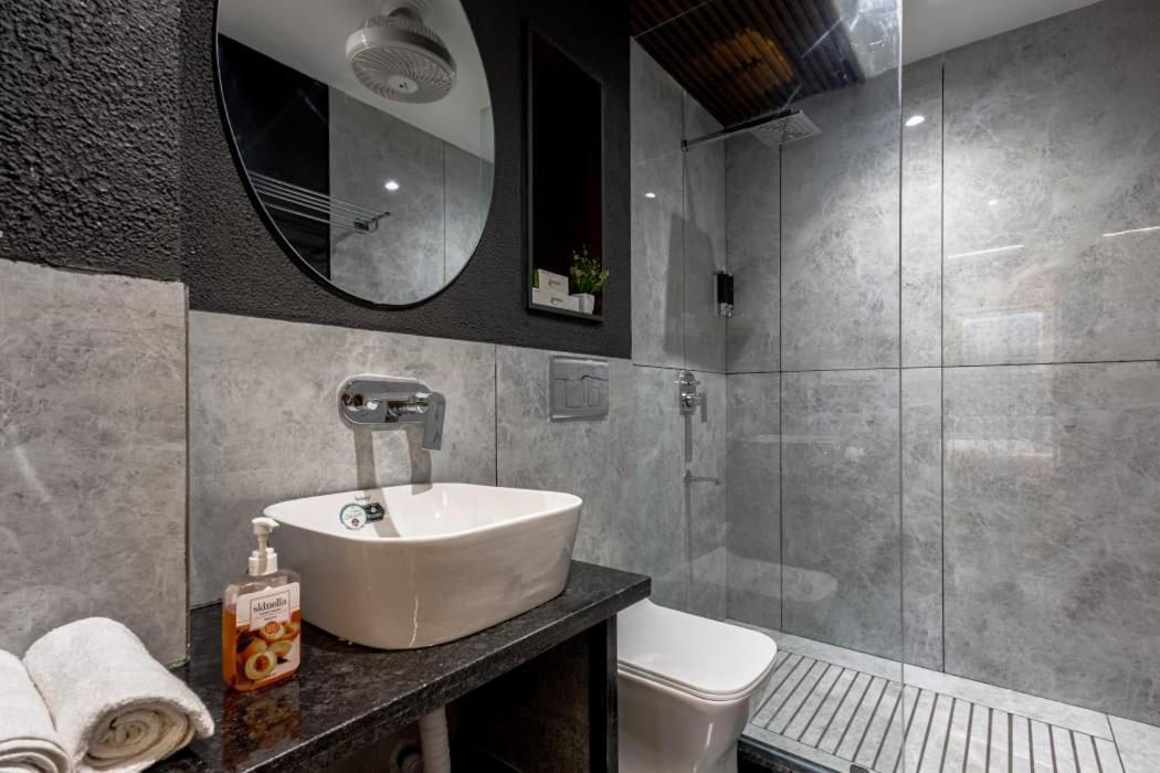 Hotel Imperial Stayz Sector 51 Гургаон Экстерьер фото